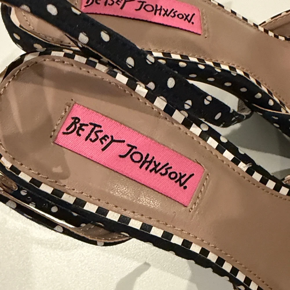 Betsey Johnson Black and White Polka Dot Heels with Floral Design - Picture 4 of 7